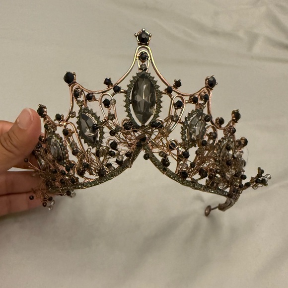 Elegant Black Crystal and Rose Gold Crown - Picture 2 of 8